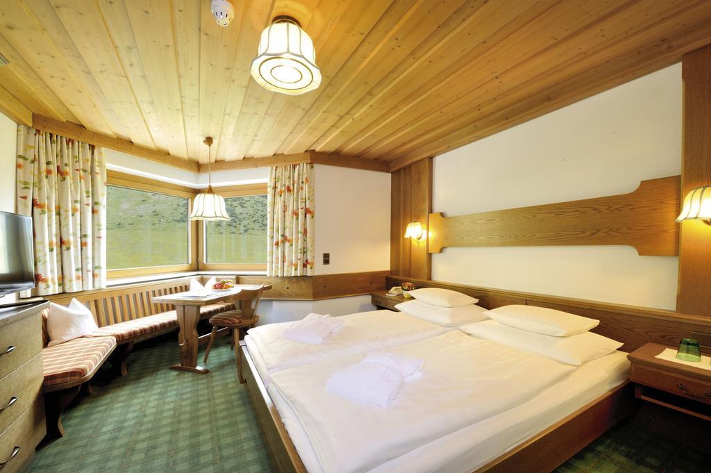 Alpenhotel Tirol Galtür Exteriör bild